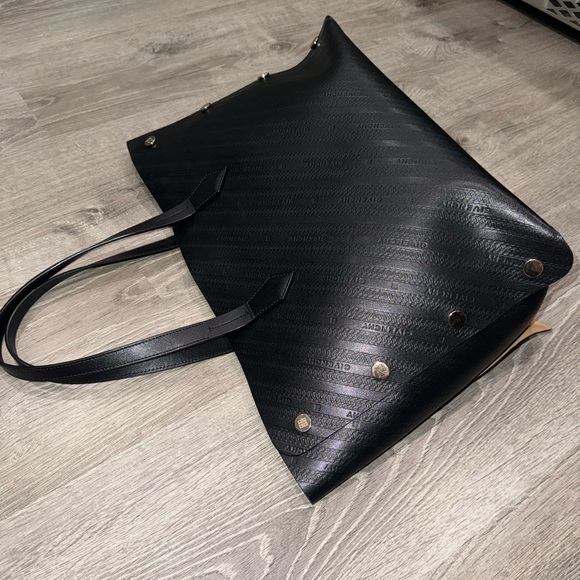 GIVENCHY BLACK EMBOSSED LOGO BOND LEATHER GOLD HARDWARE SHOULDER TOTE BAG - Picture 10 of 15